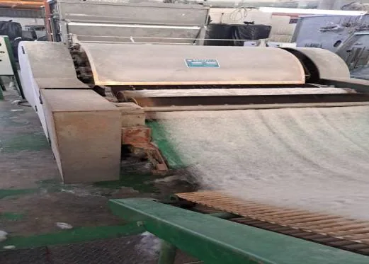 Carding machine producing a fine fiber web